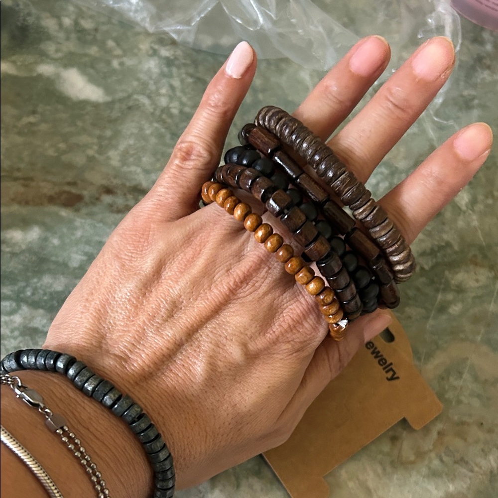 4 women’s Multi-Tone Beaded Bracelet Set